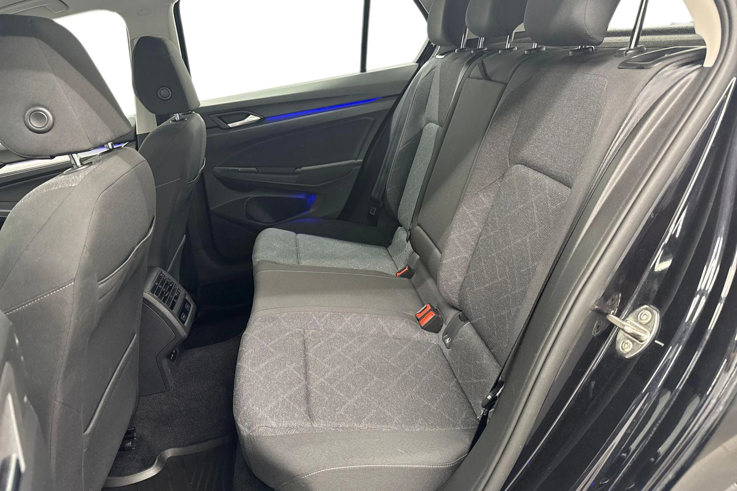 musta Volkswagen Golf 2021 kuva 8.