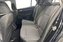 musta Volkswagen Golf 2021 kuva 8.