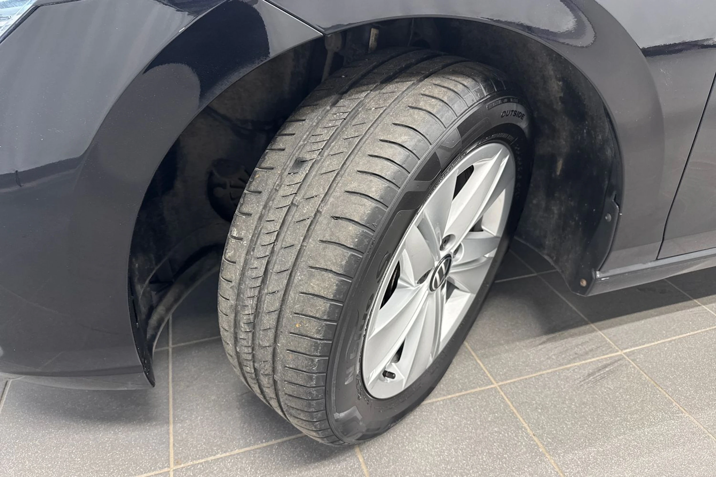 musta Volkswagen Golf 2021 kuva 10.