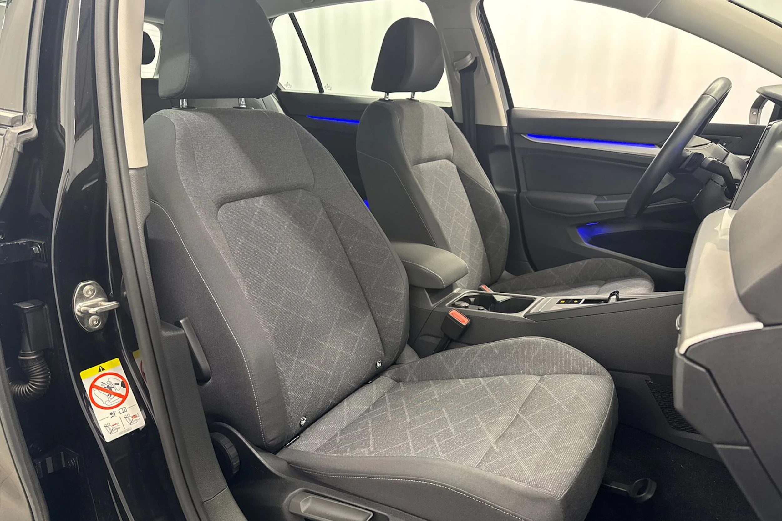 musta Volkswagen Golf 2021 kuva 11.