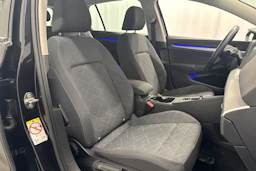 musta Volkswagen Golf 2021 kuva 11.