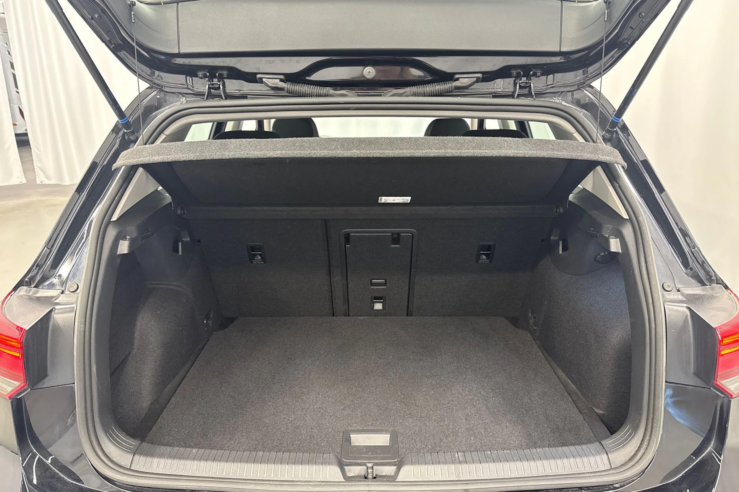 musta Volkswagen Golf 2021 kuva 12.