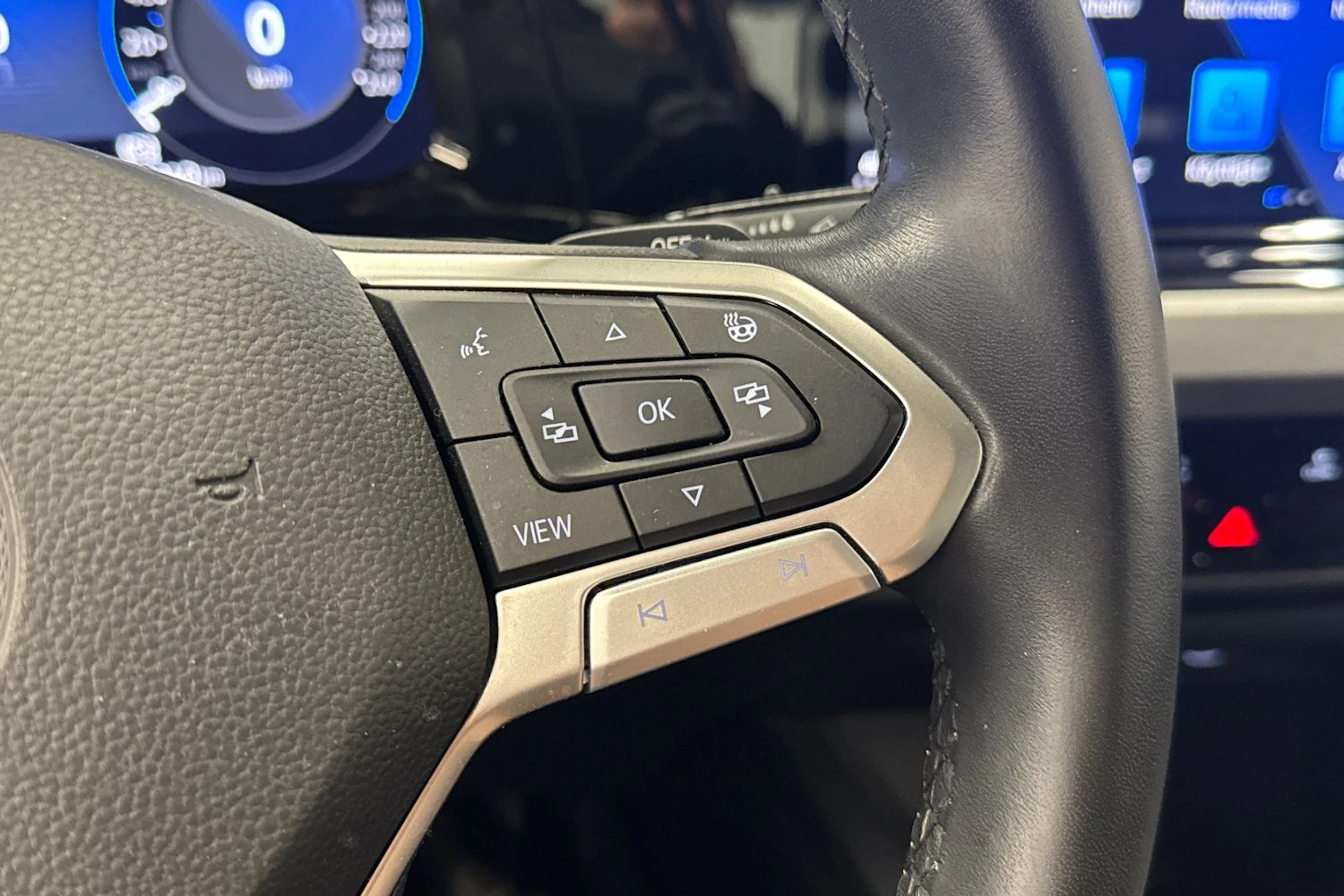 musta Volkswagen Golf 2021 kuva 16.