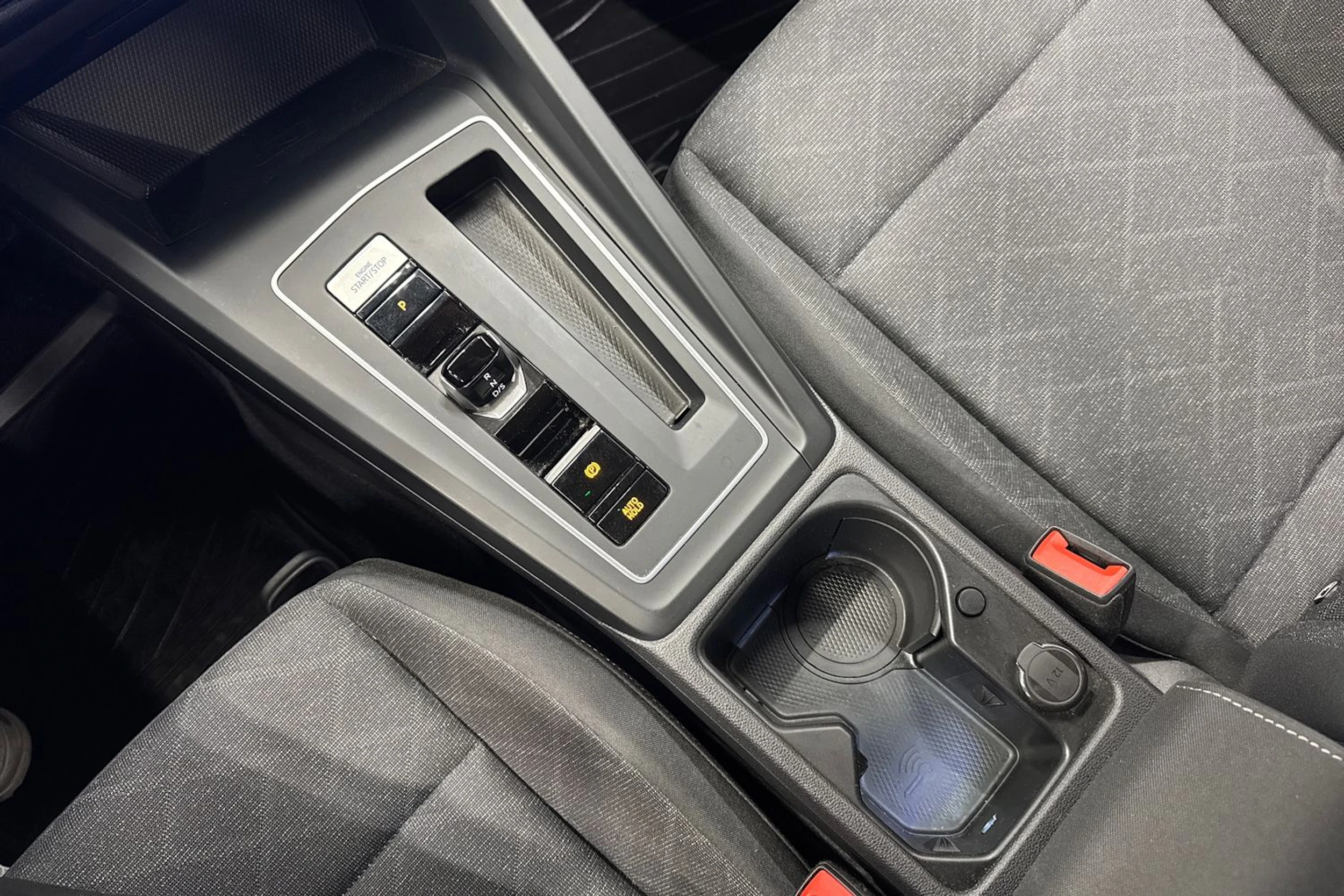 musta Volkswagen Golf 2021 kuva 21.