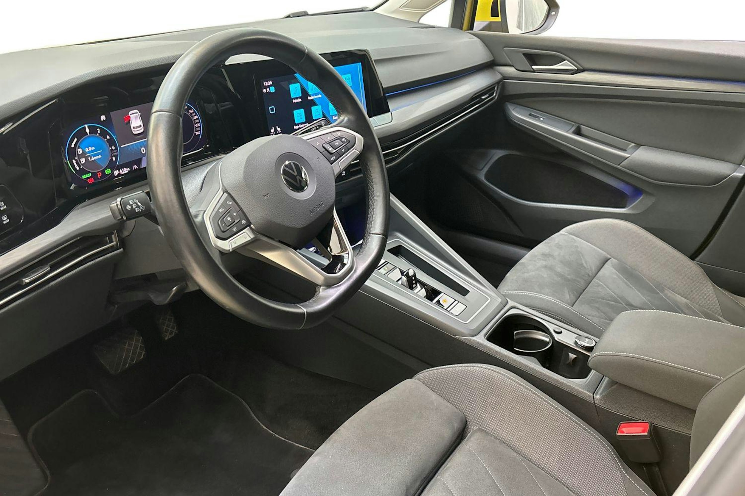 keltainen Volkswagen Golf 2021 kuva 7.