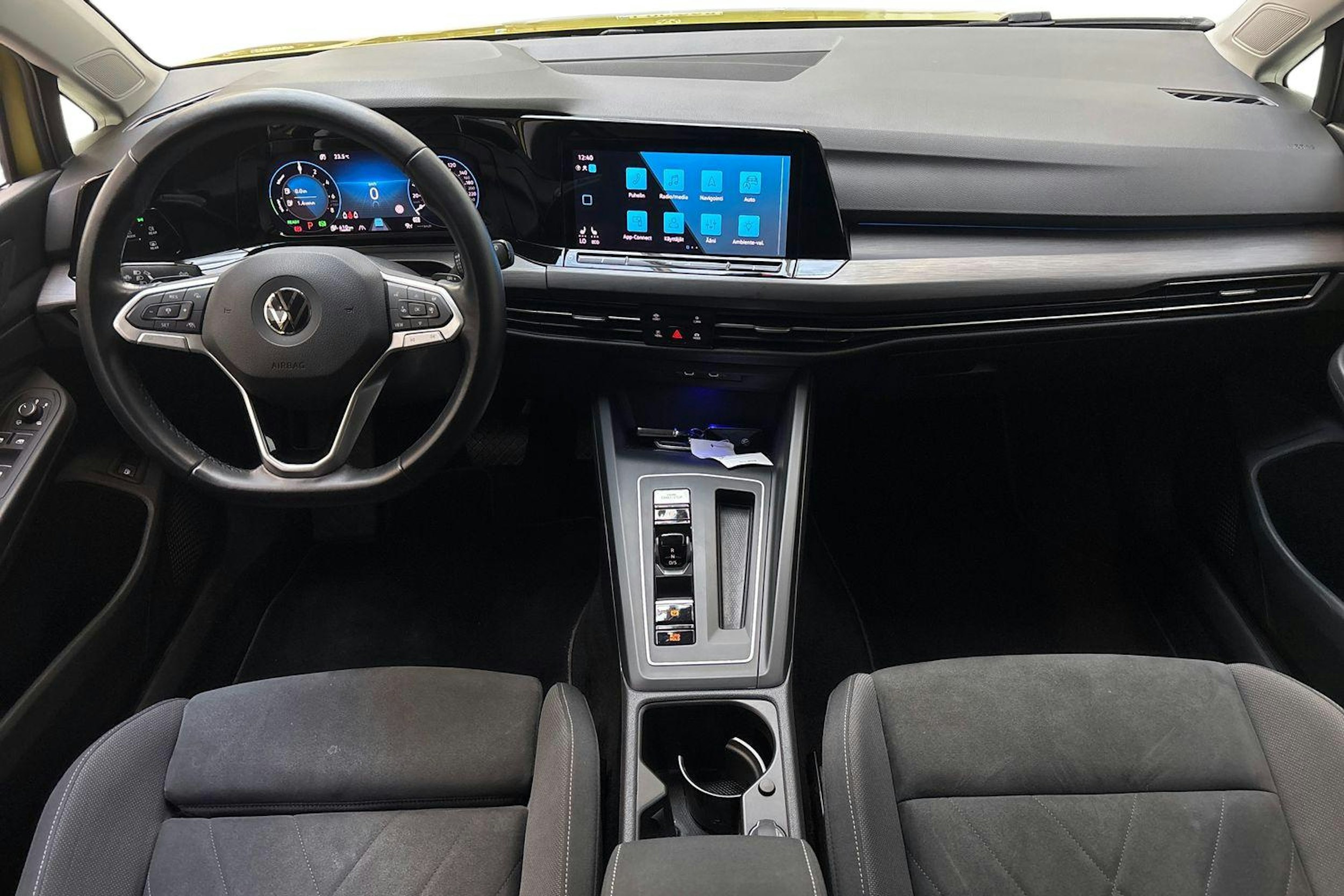 keltainen Volkswagen Golf 2021 kuva 9.