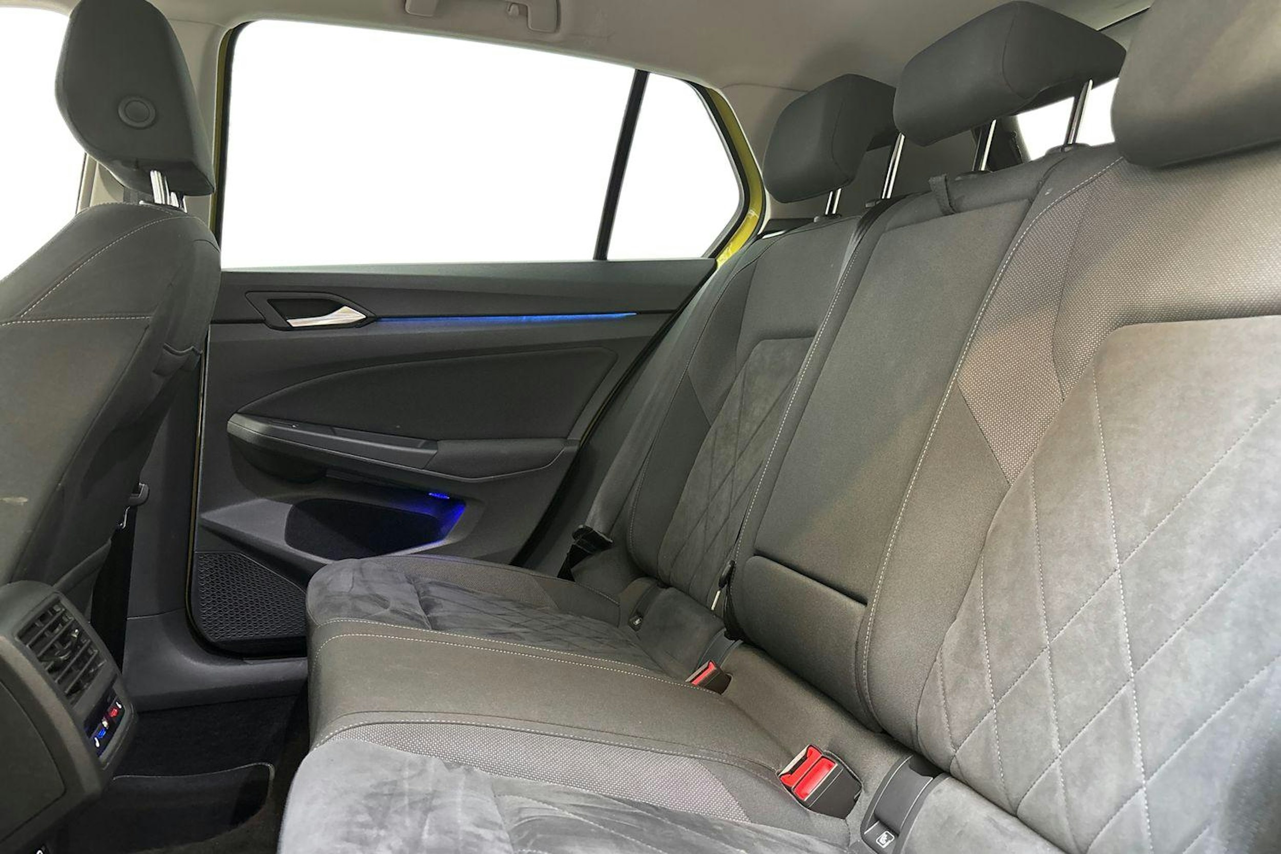 keltainen Volkswagen Golf 2021 kuva 10.