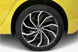 keltainen Volkswagen Golf 2021 kuva 11.