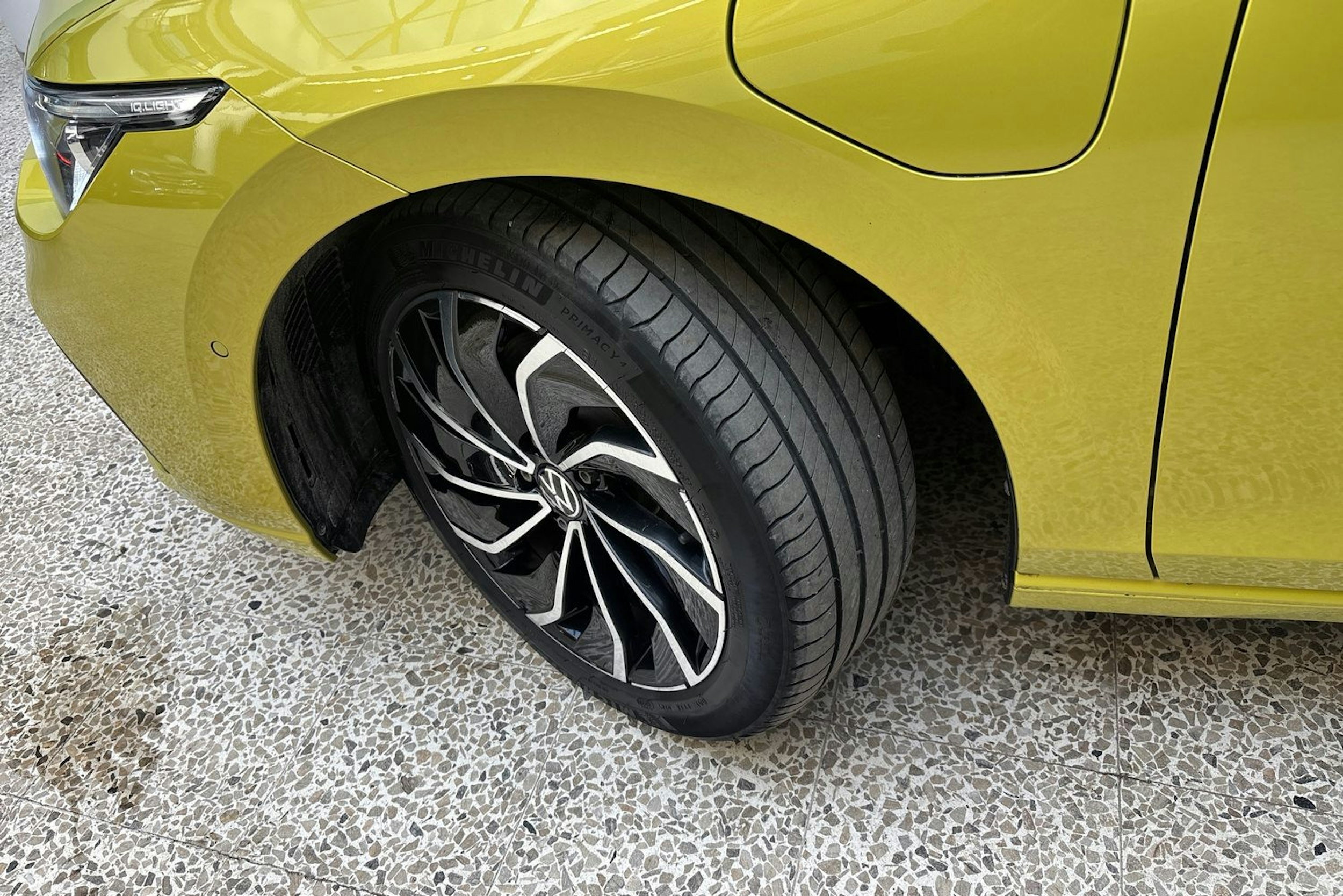 keltainen Volkswagen Golf 2021 kuva 13.
