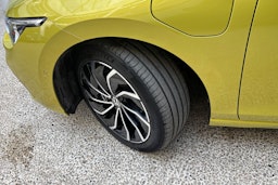 keltainen Volkswagen Golf 2021 kuva 13.