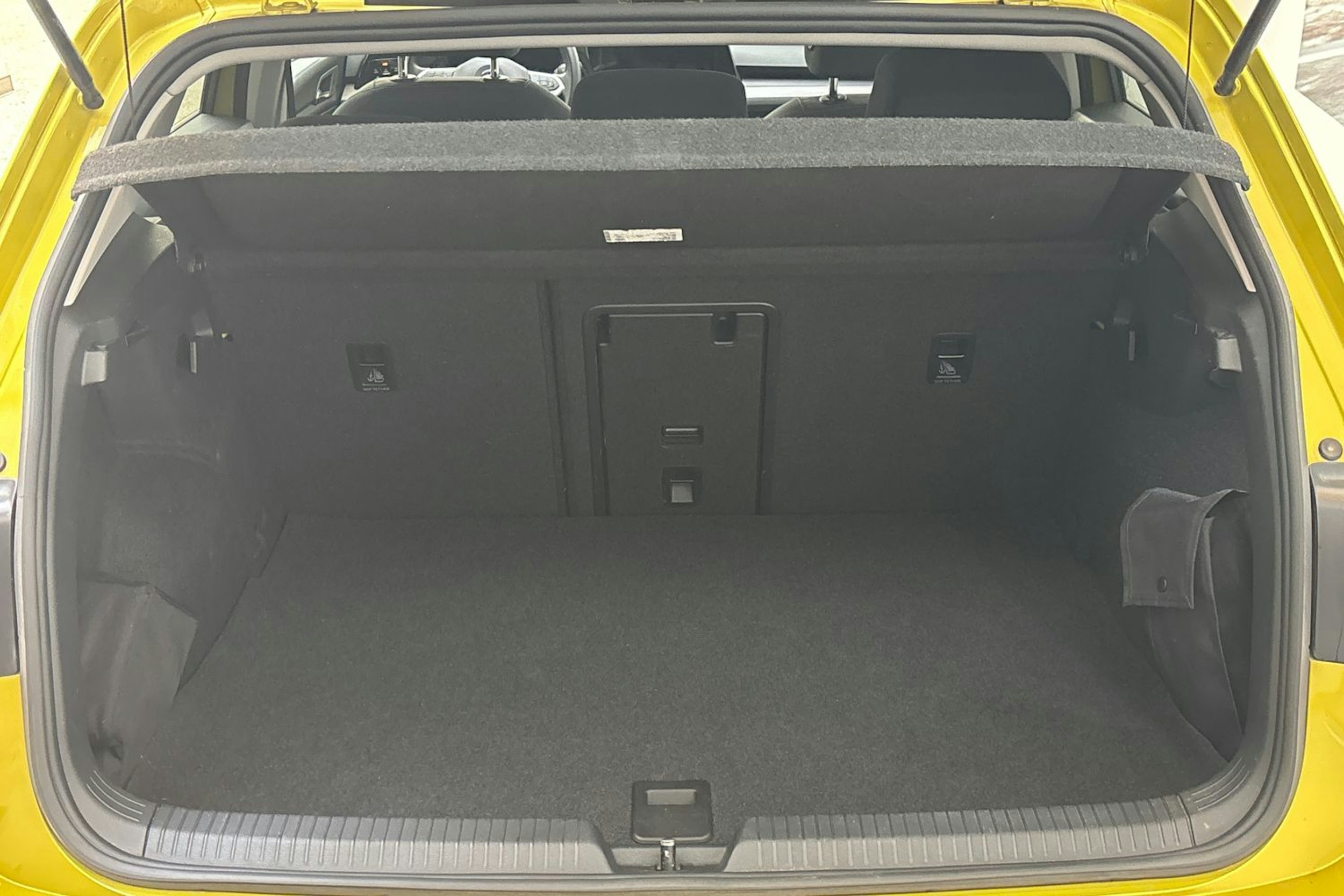 keltainen Volkswagen Golf 2021 kuva 14.