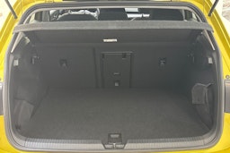 keltainen Volkswagen Golf 2021 kuva 14.