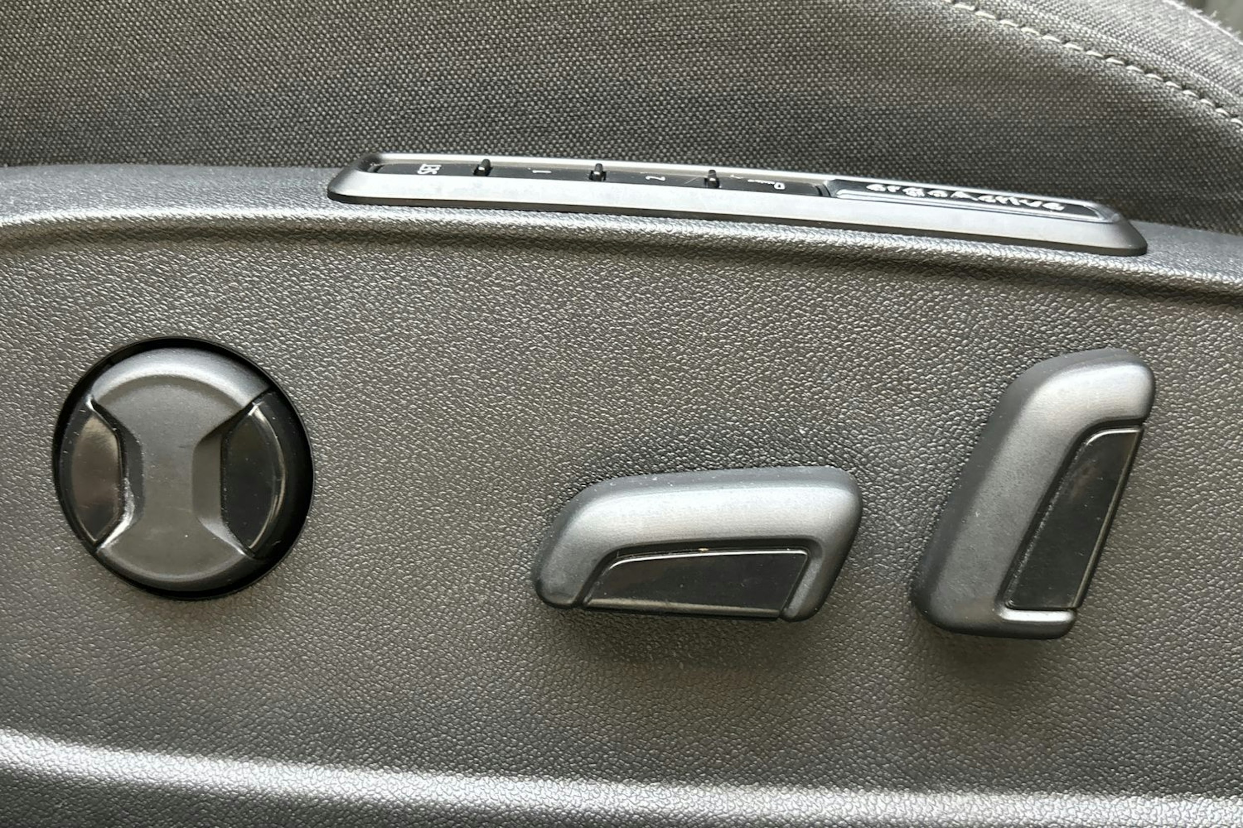 keltainen Volkswagen Golf 2021 kuva 15.