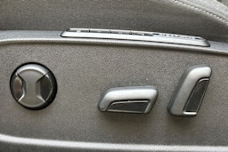 keltainen Volkswagen Golf 2021 kuva 15.