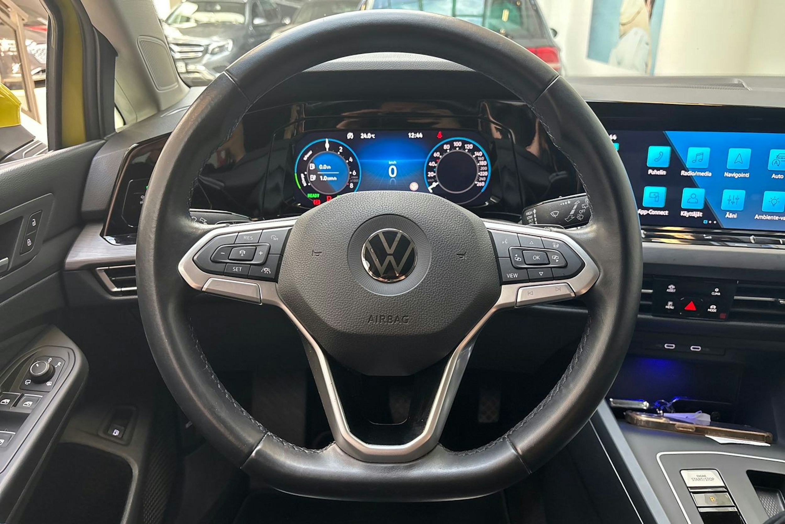 keltainen Volkswagen Golf 2021 kuva 17.