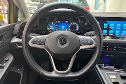 keltainen Volkswagen Golf 2021 kuva 17.