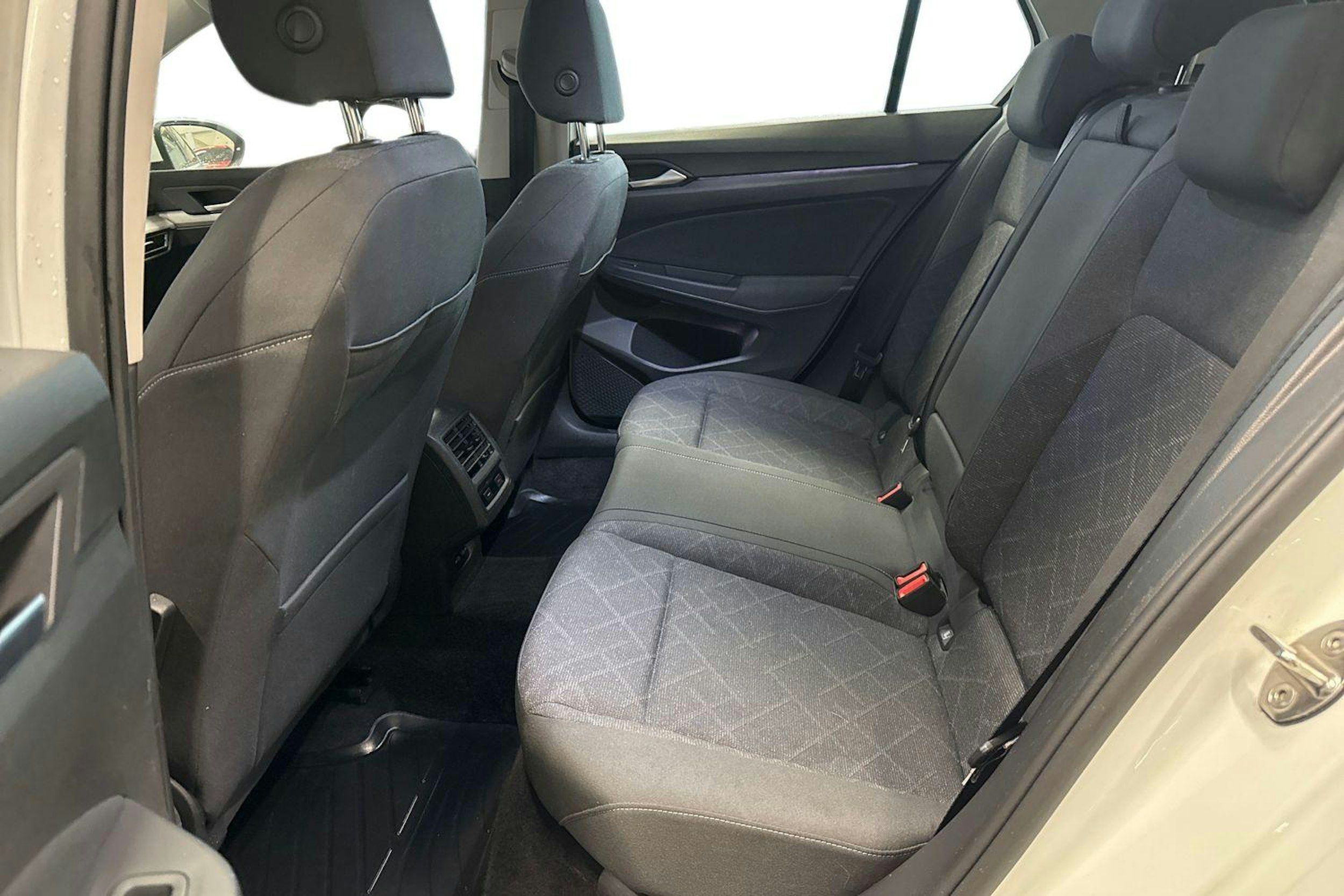 valkoinen Volkswagen Golf 2021 kuva 8.