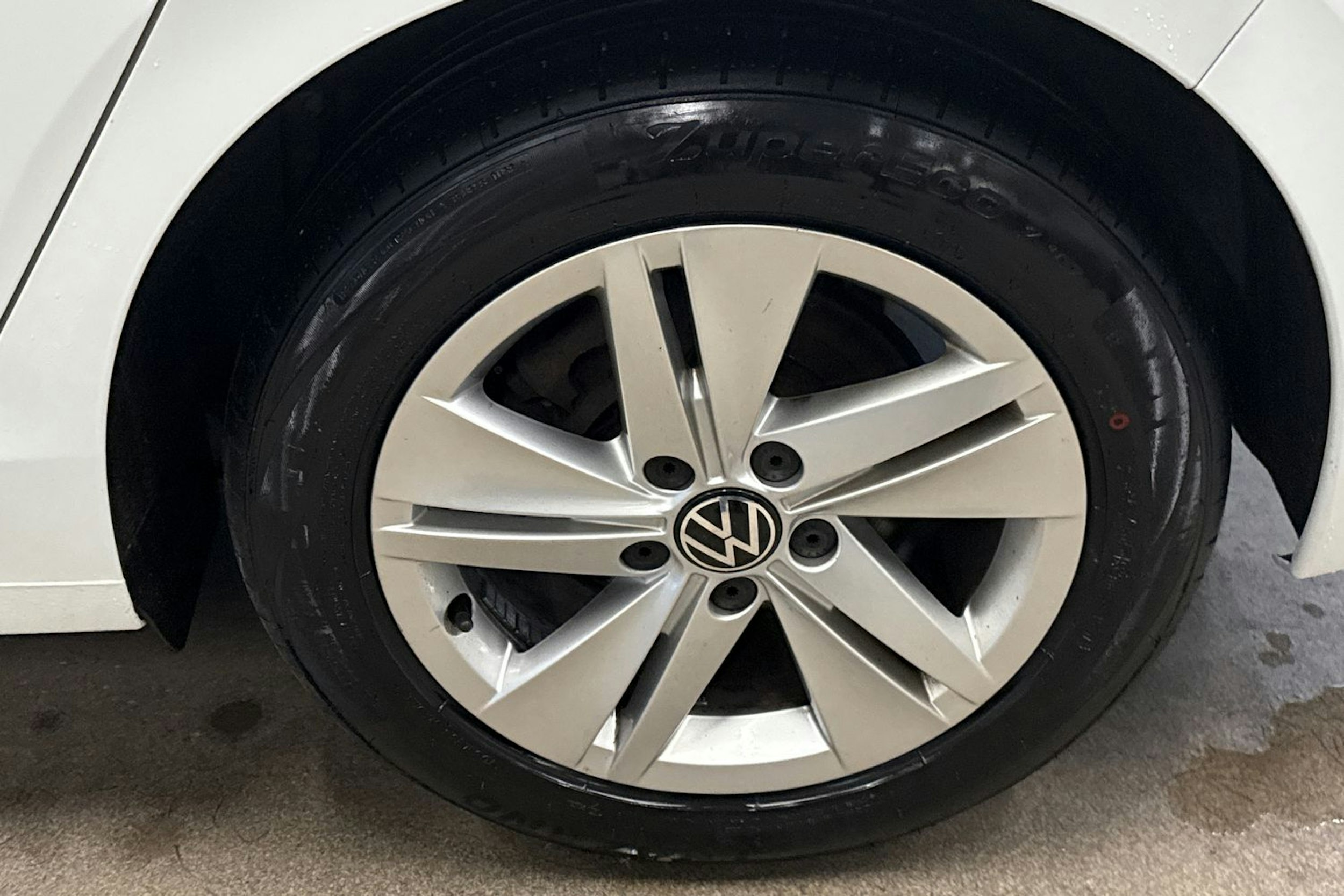 valkoinen Volkswagen Golf 2021 kuva 10.