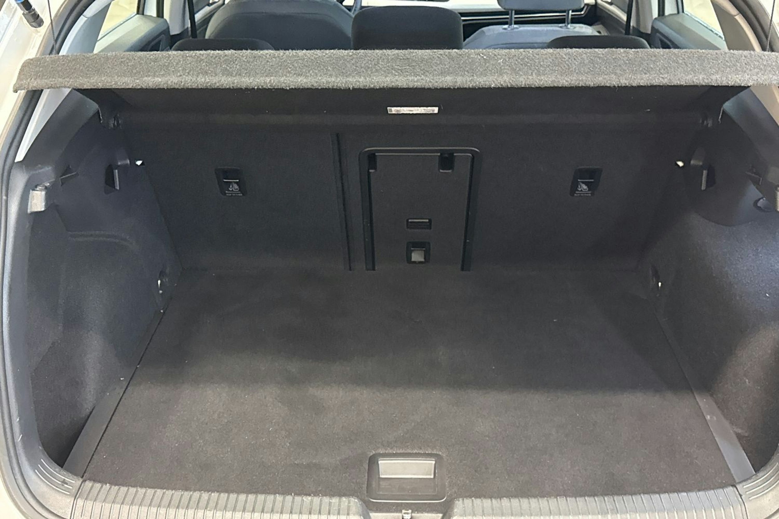 valkoinen Volkswagen Golf 2021 kuva 18.