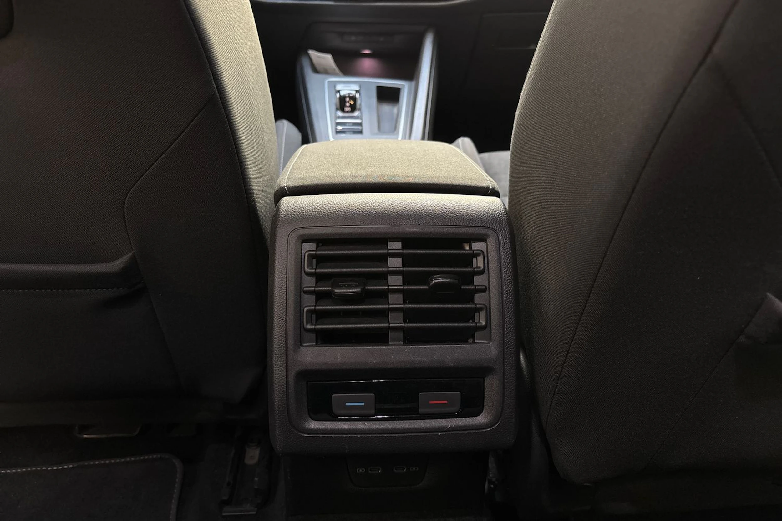 punainen Volkswagen Golf 2021 kuva 13.