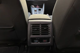 punainen Volkswagen Golf 2021 kuva 13.