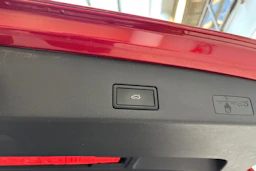 punainen Volkswagen Golf 2021 kuva 14.