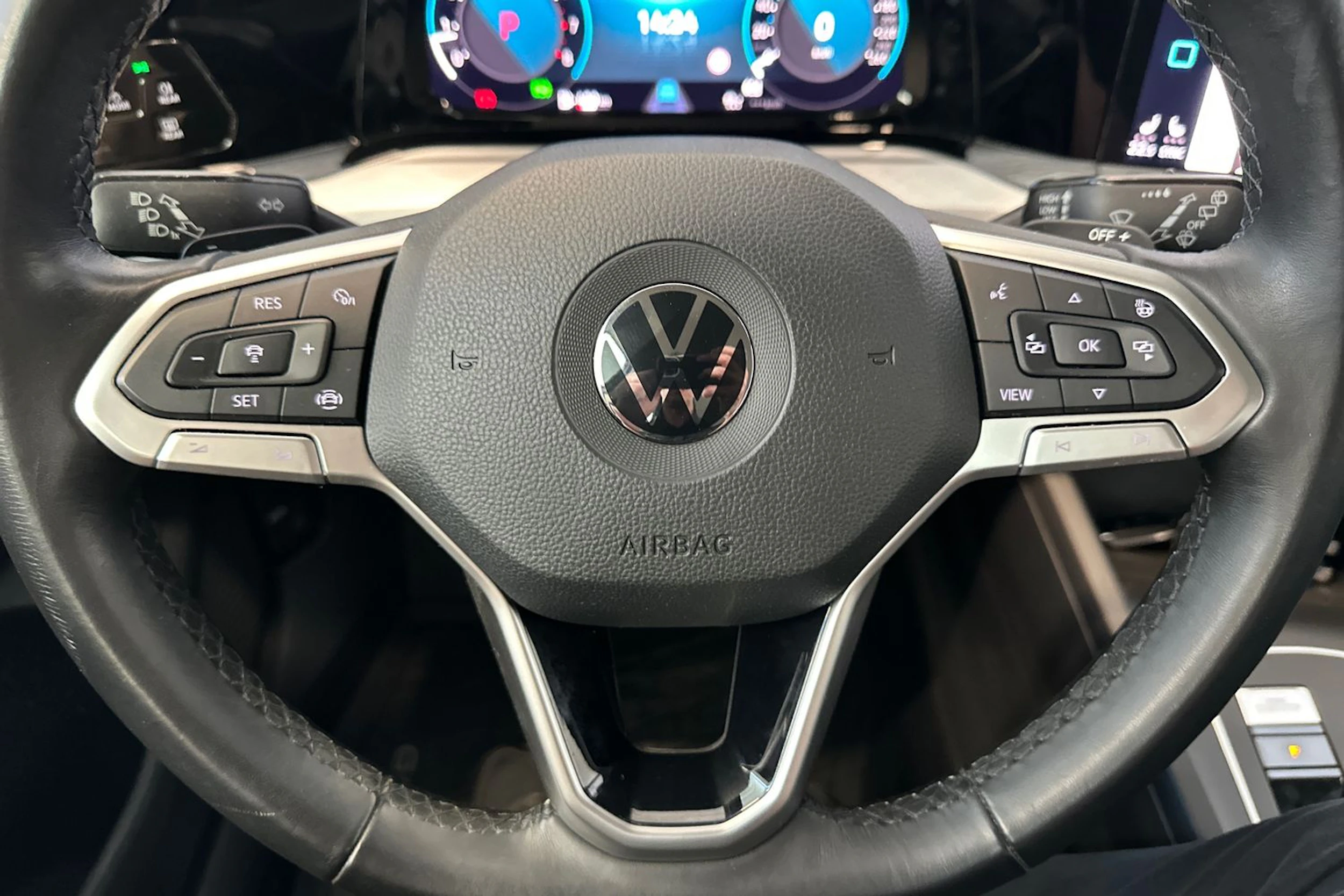 valkoinen Volkswagen Golf 2021 kuva 18.