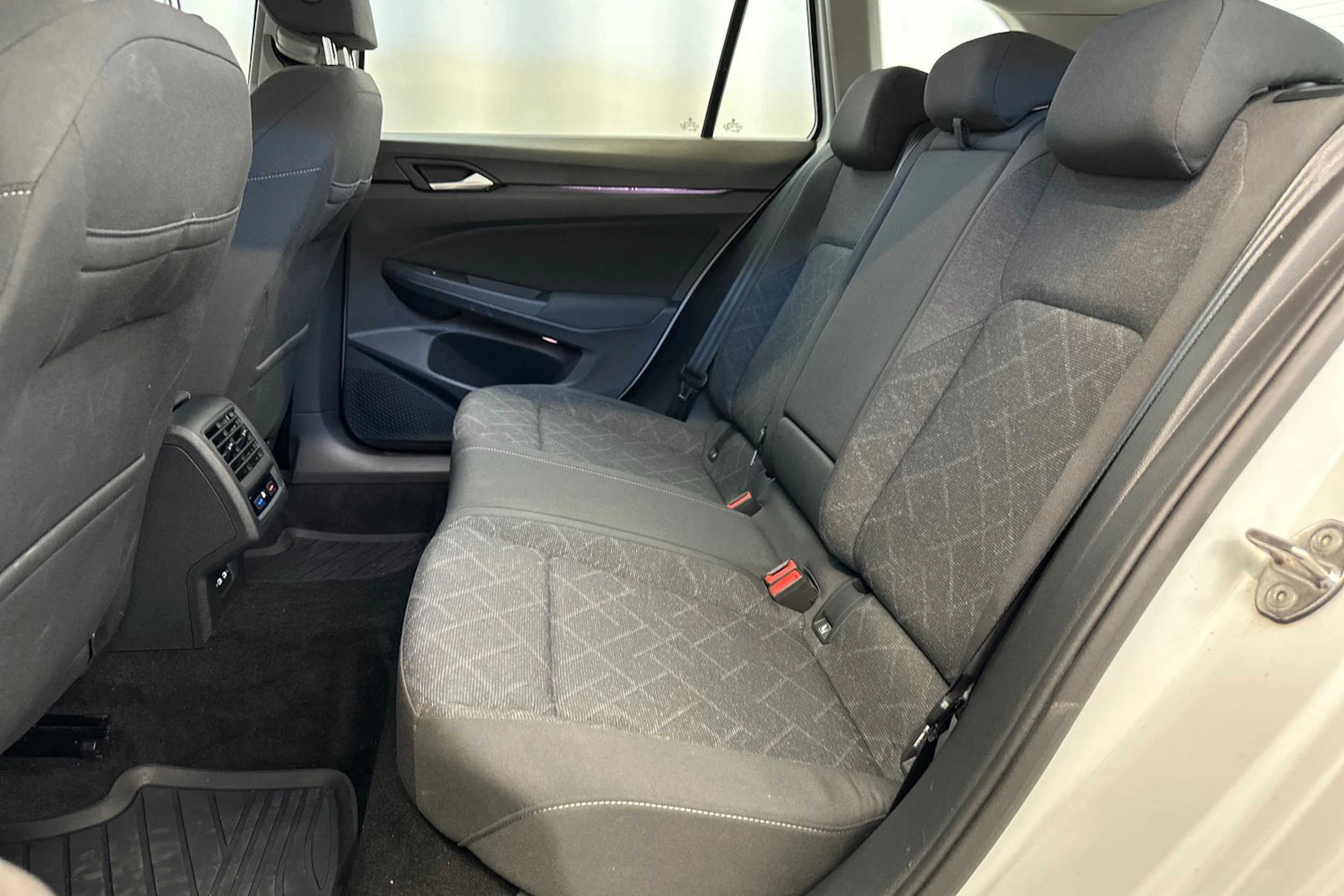 valkoinen Volkswagen Golf 2021 kuva 32.