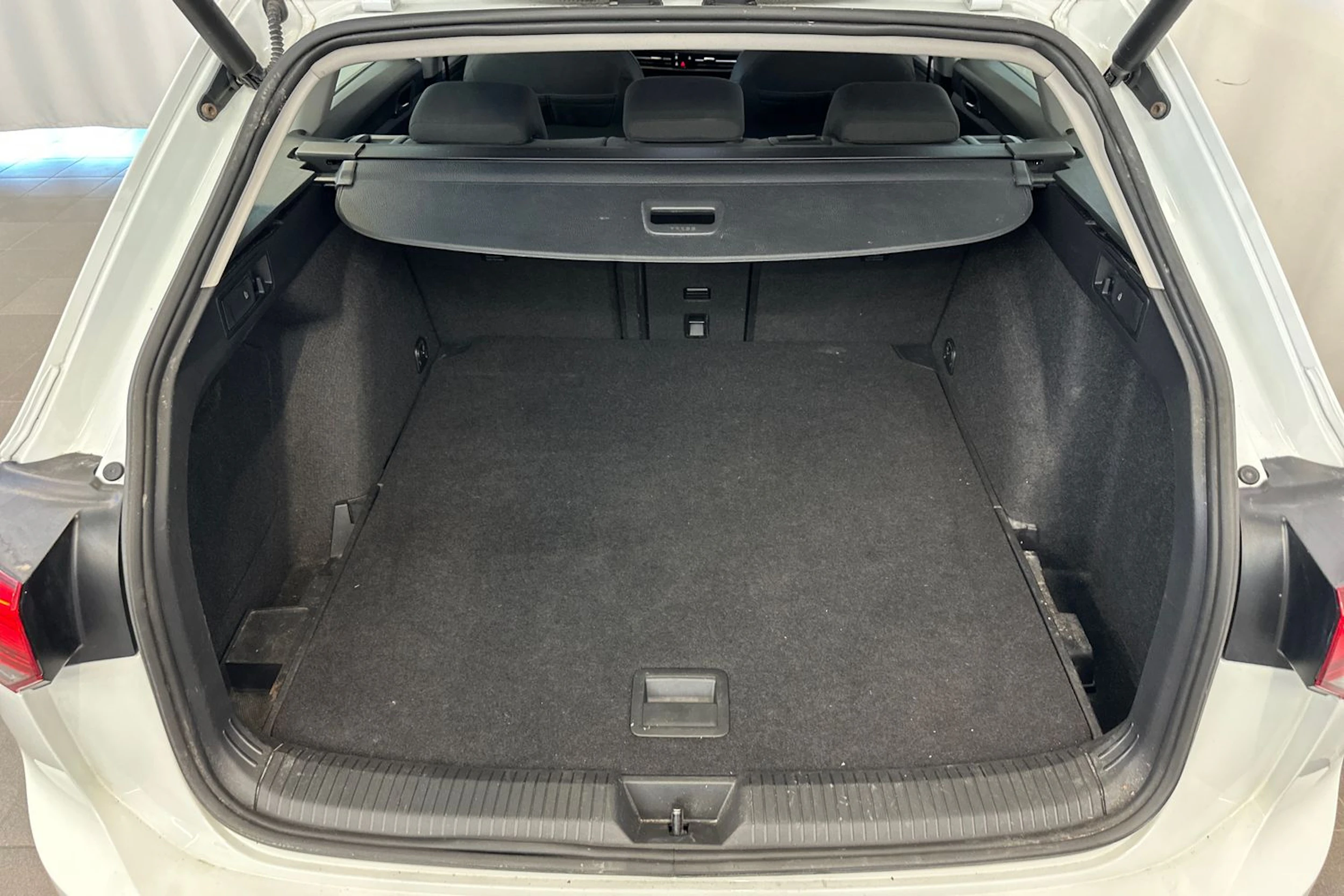 valkoinen Volkswagen Golf 2021 kuva 34.
