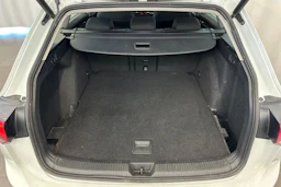 valkoinen Volkswagen Golf 2021 kuva 34.