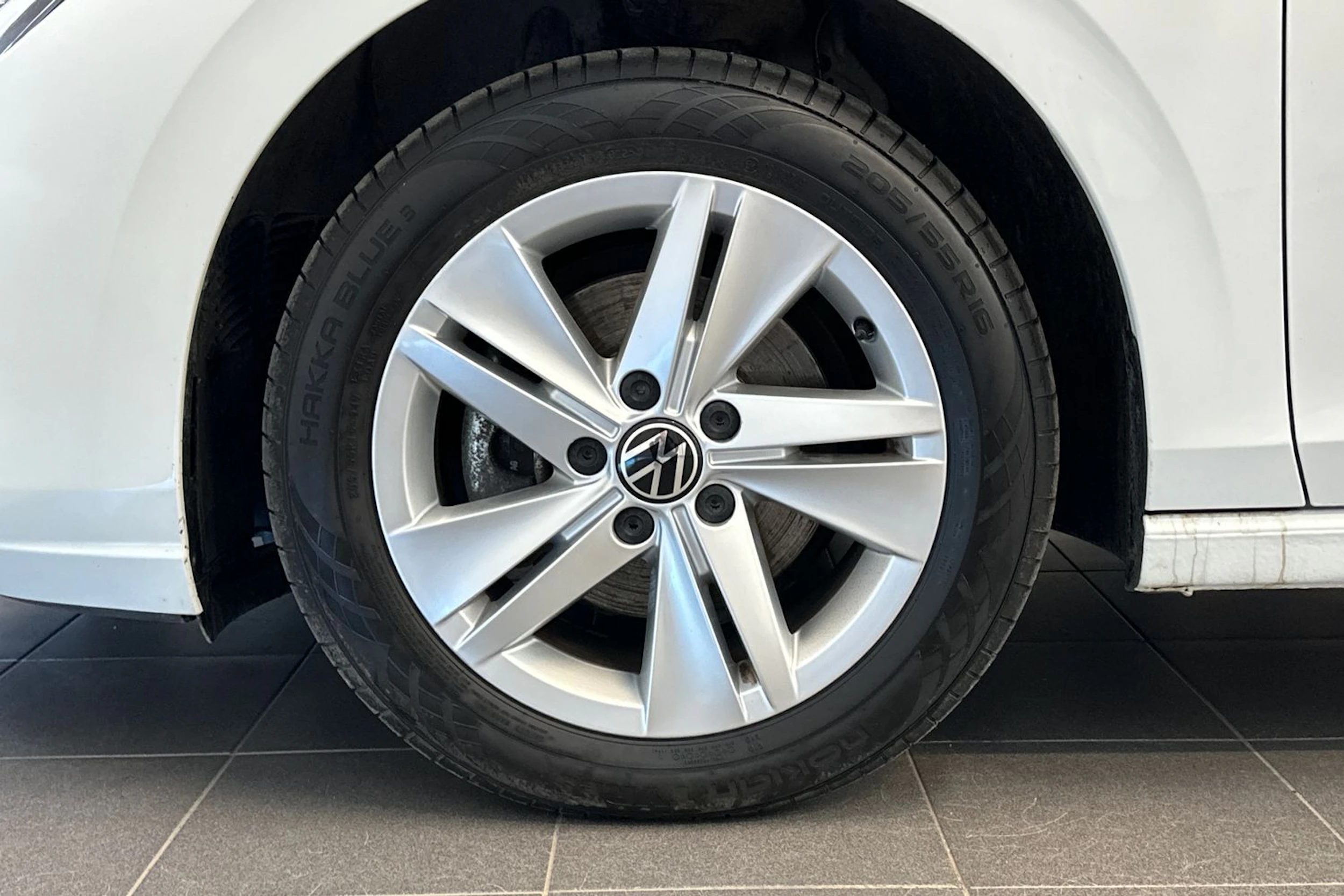 valkoinen Volkswagen Golf 2021 kuva 37.