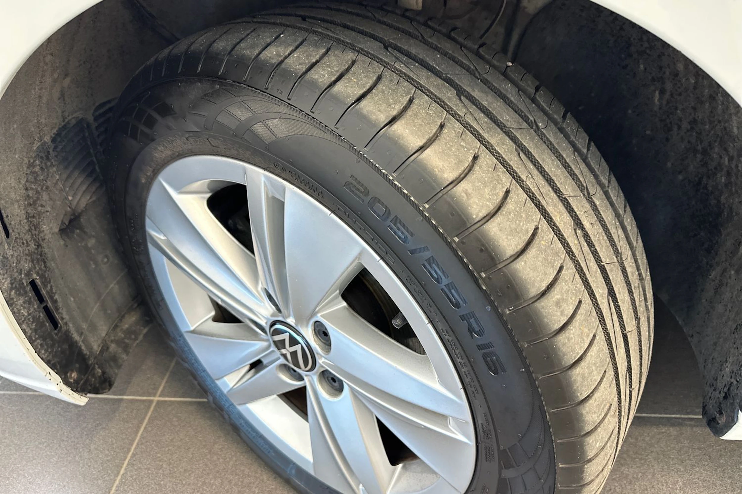 valkoinen Volkswagen Golf 2021 kuva 38.