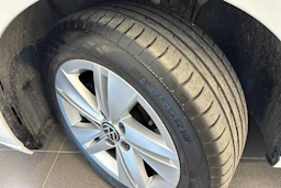 valkoinen Volkswagen Golf 2021 kuva 38.