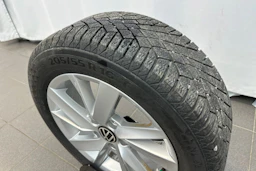 valkoinen Volkswagen Golf 2021 kuva 40.