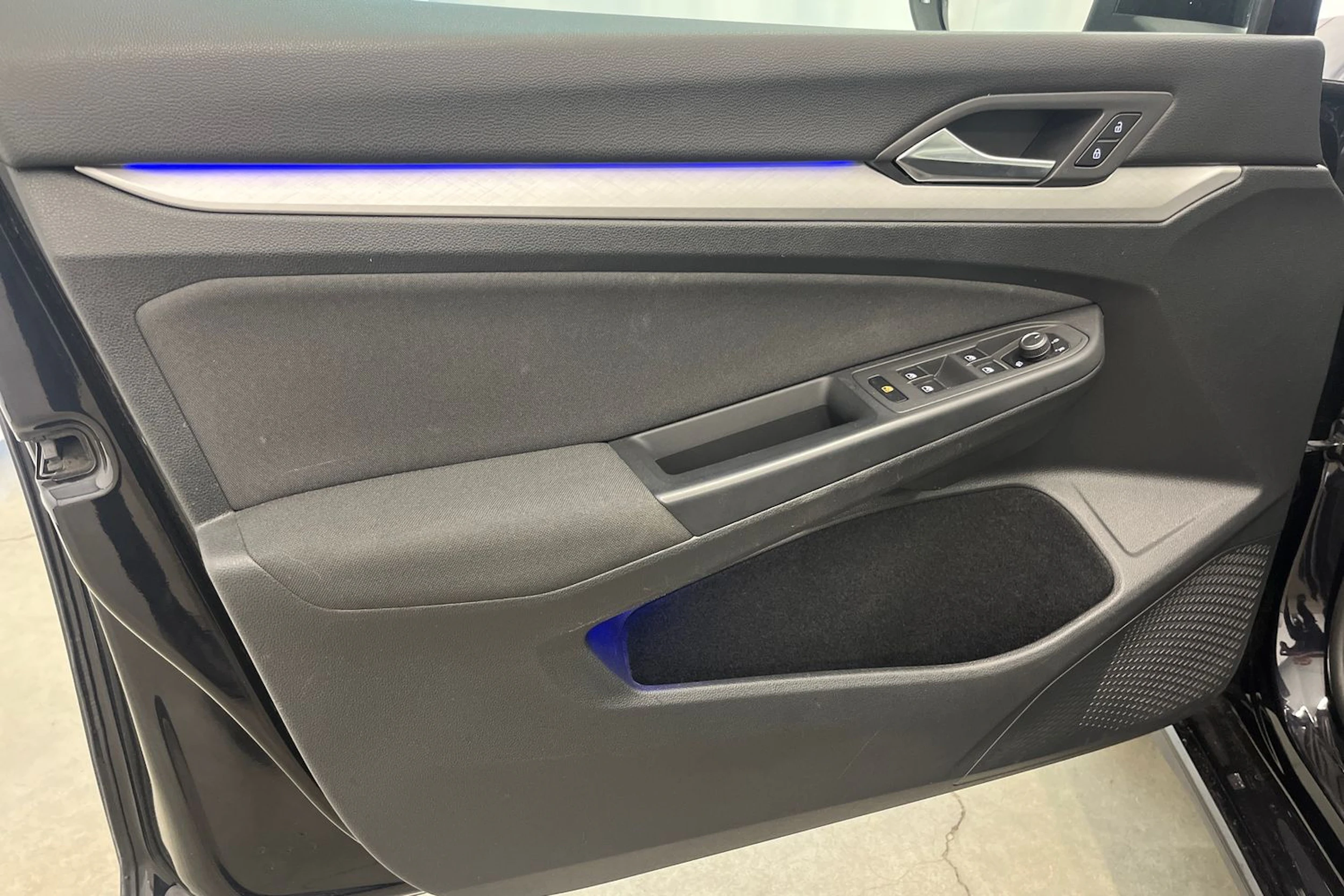 musta Volkswagen Golf 2021 kuva 15.