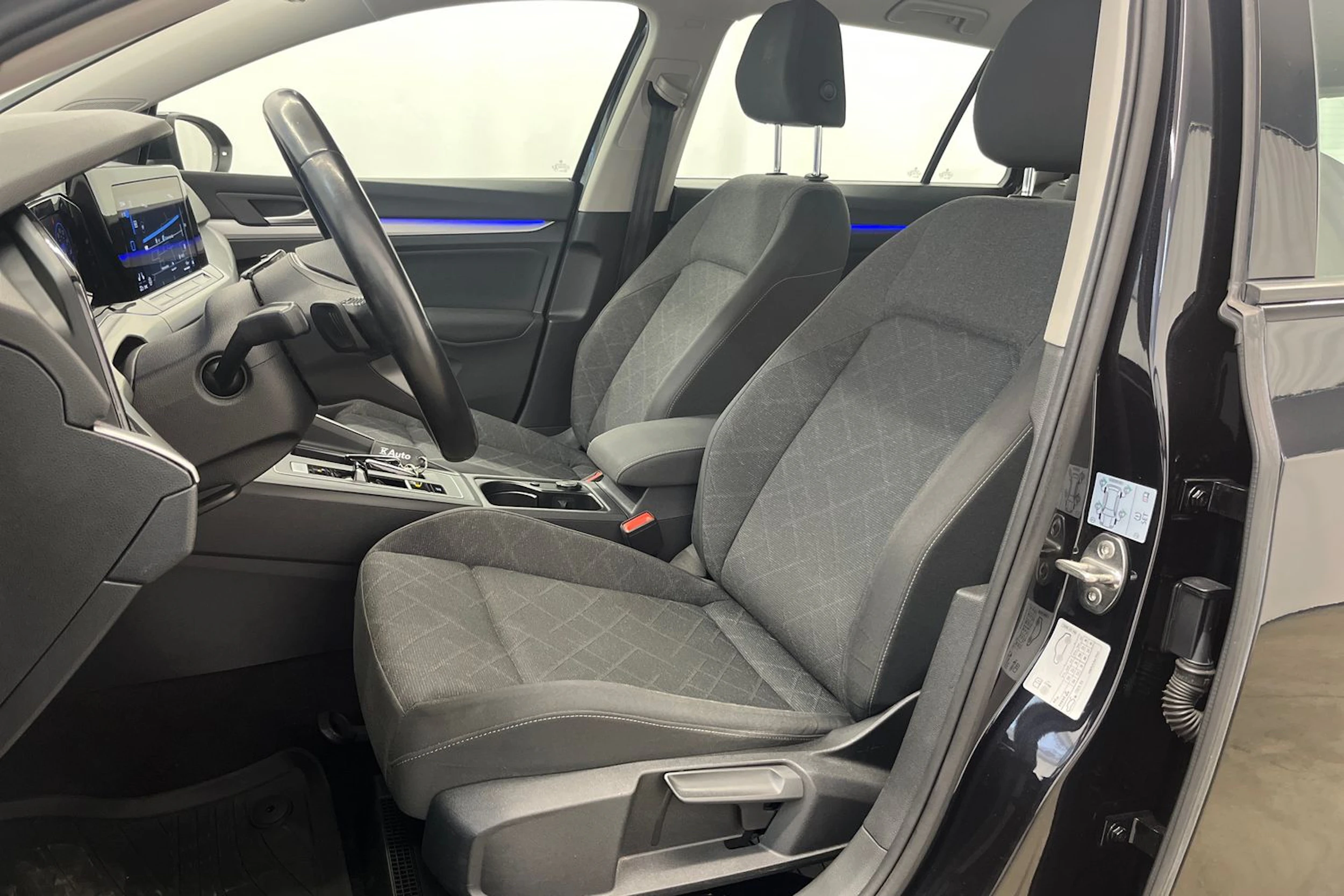 musta Volkswagen Golf 2021 kuva 16.