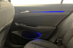 musta Volkswagen Golf 2021 kuva 24.