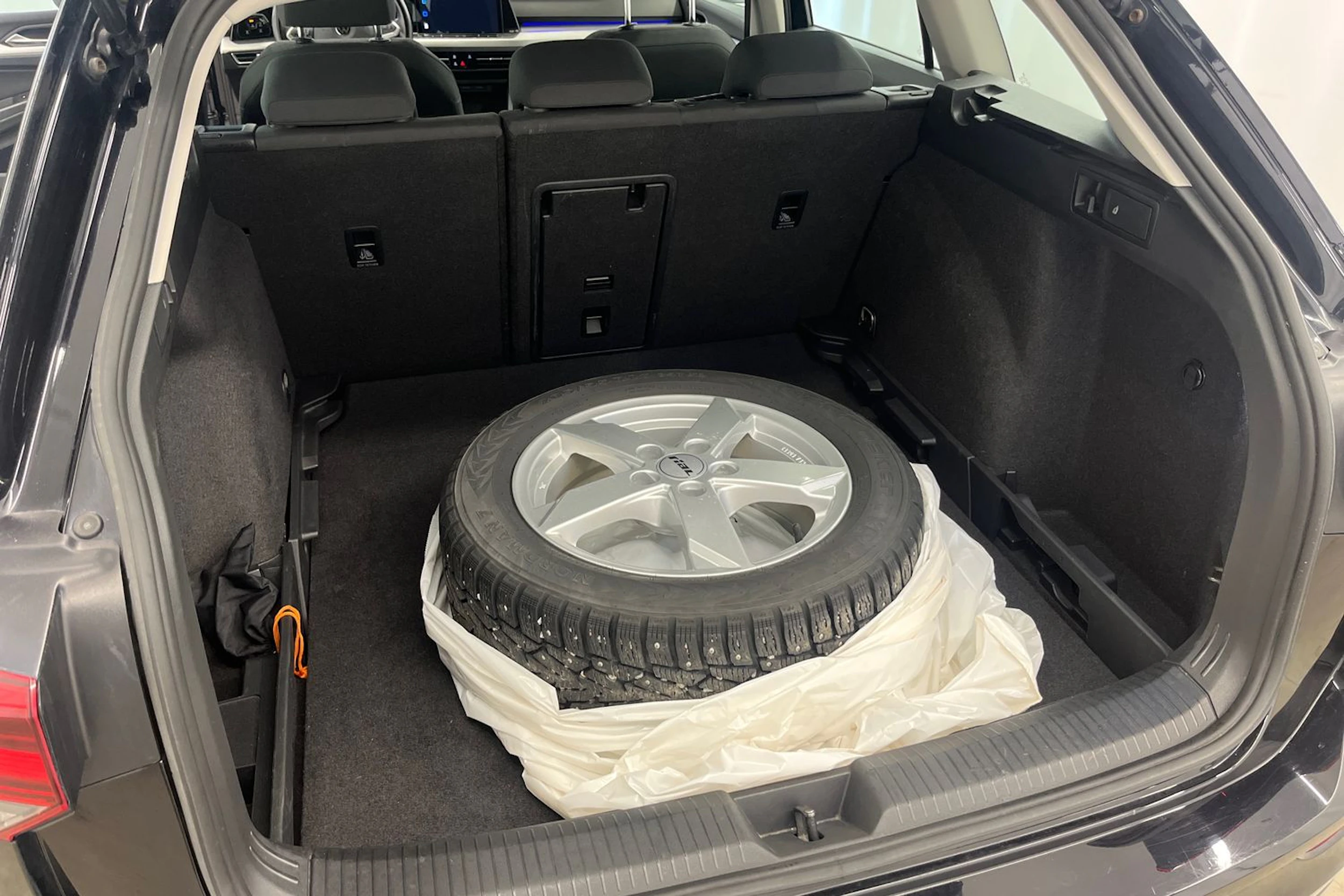 musta Volkswagen Golf 2021 kuva 25.