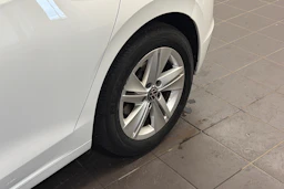 Valkoinen Volkswagen GOLF 2021 kuva 10.