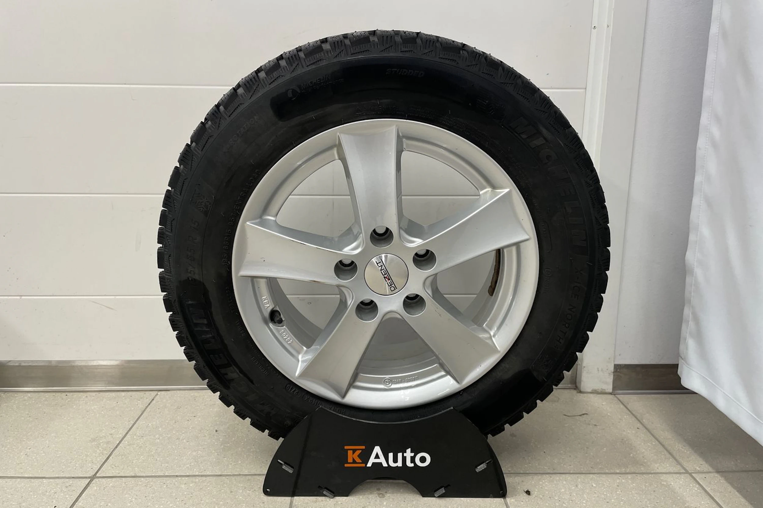 punainen Volkswagen Golf 2021 kuva 10.