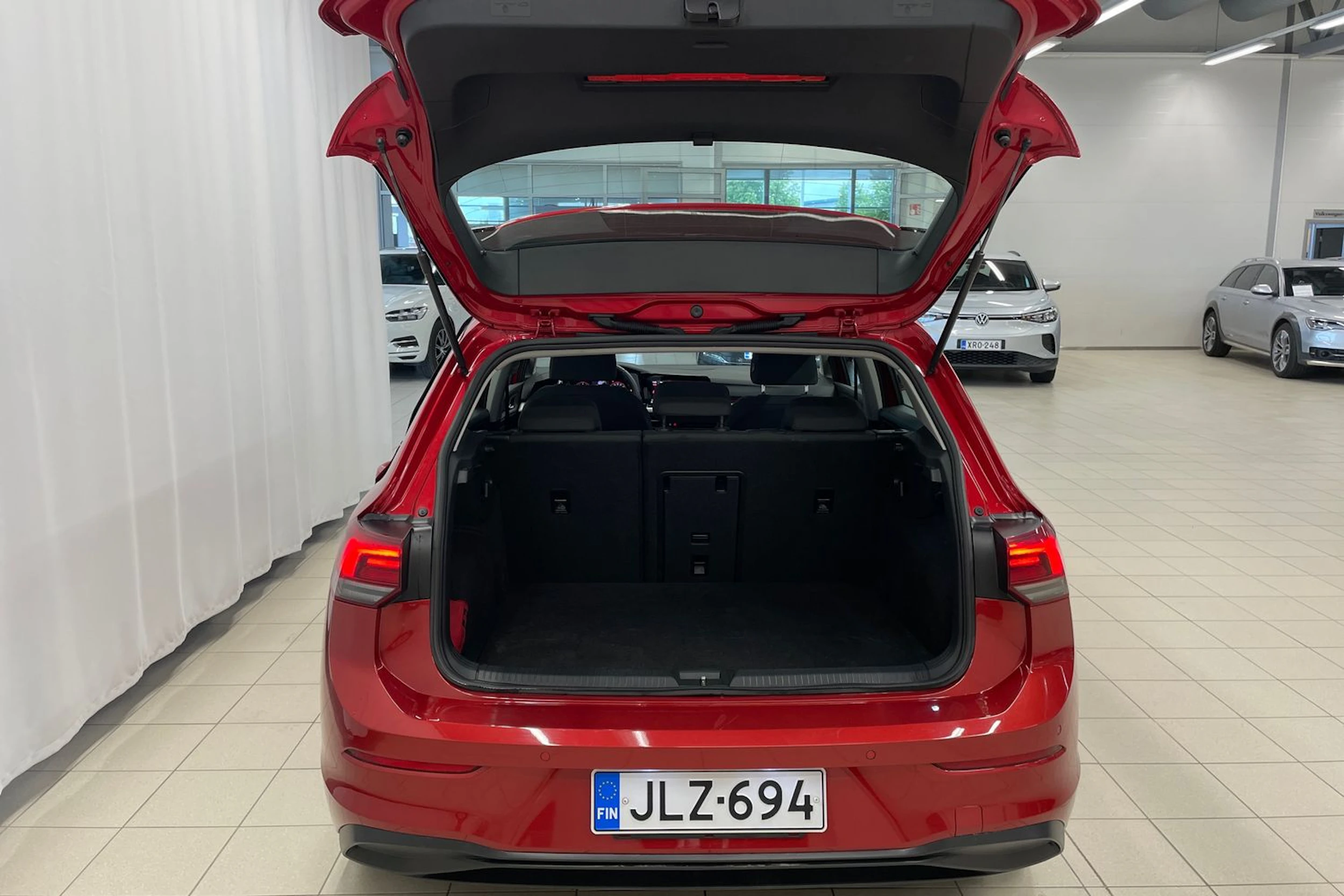 punainen Volkswagen Golf 2021 kuva 11.