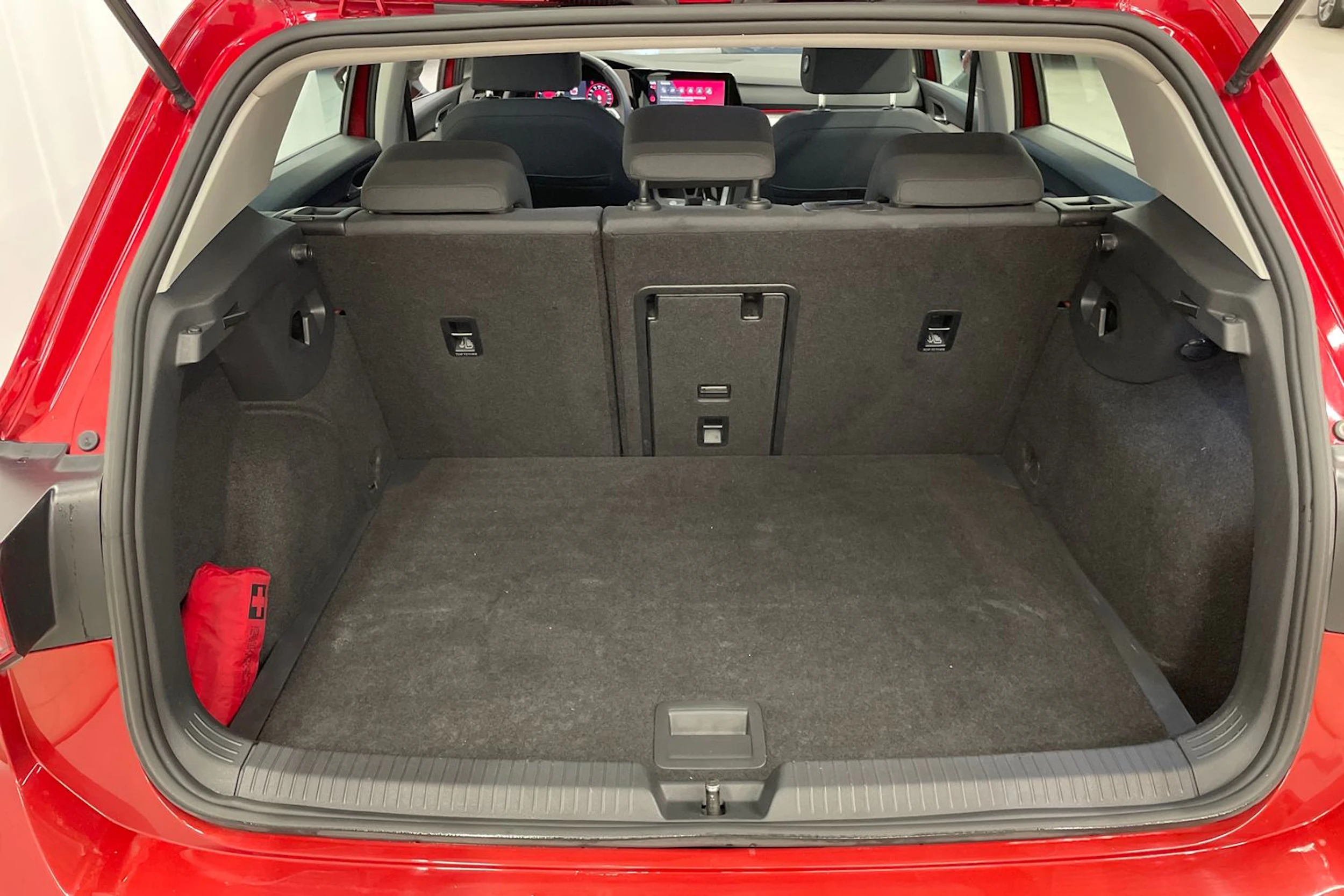 punainen Volkswagen Golf 2021 kuva 12.