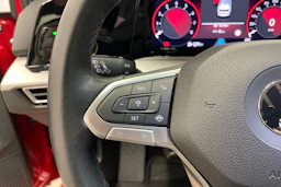 punainen Volkswagen Golf 2021 kuva 14.