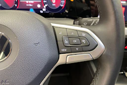 punainen Volkswagen Golf 2021 kuva 15.