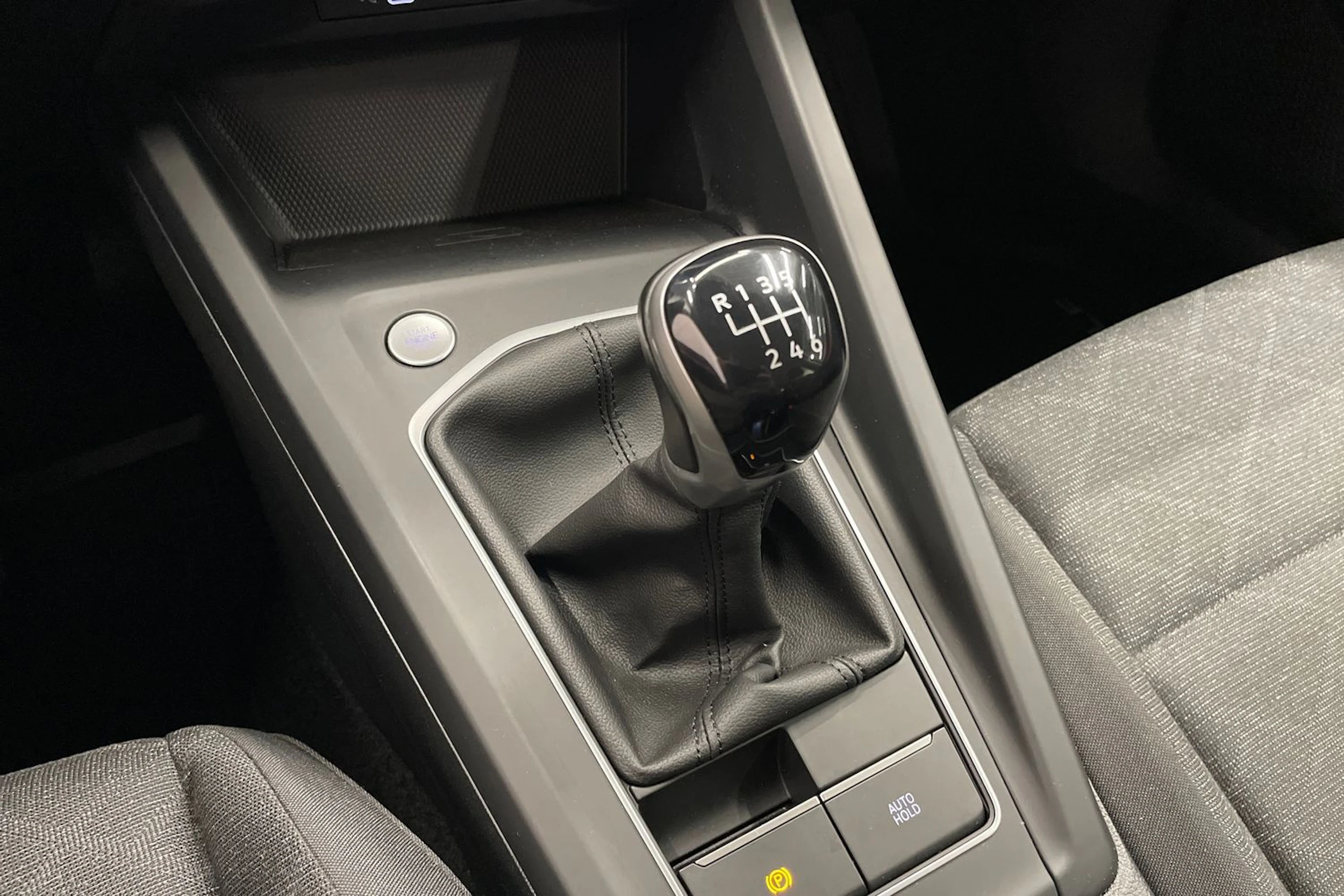 punainen Volkswagen Golf 2021 kuva 26.