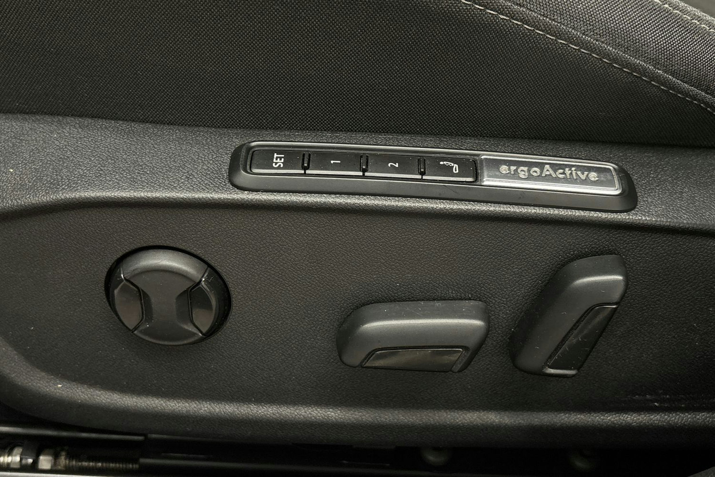 punainen Volkswagen Golf 2021 kuva 14.