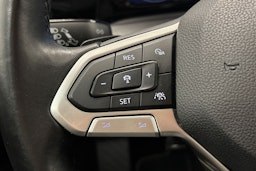 punainen Volkswagen Golf 2021 kuva 16.