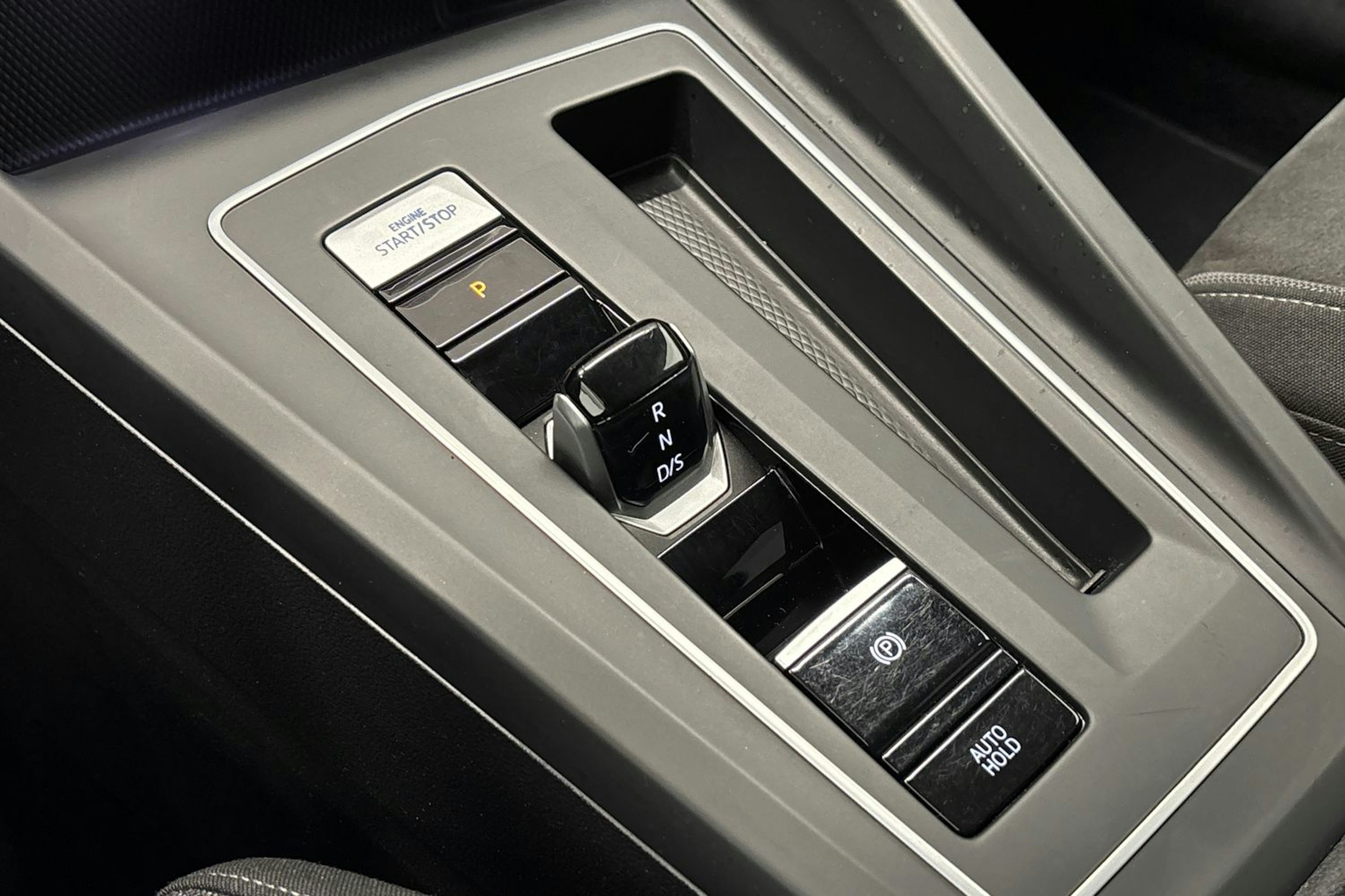 punainen Volkswagen Golf 2021 kuva 24.