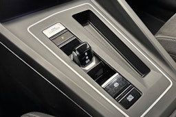 punainen Volkswagen Golf 2021 kuva 24.