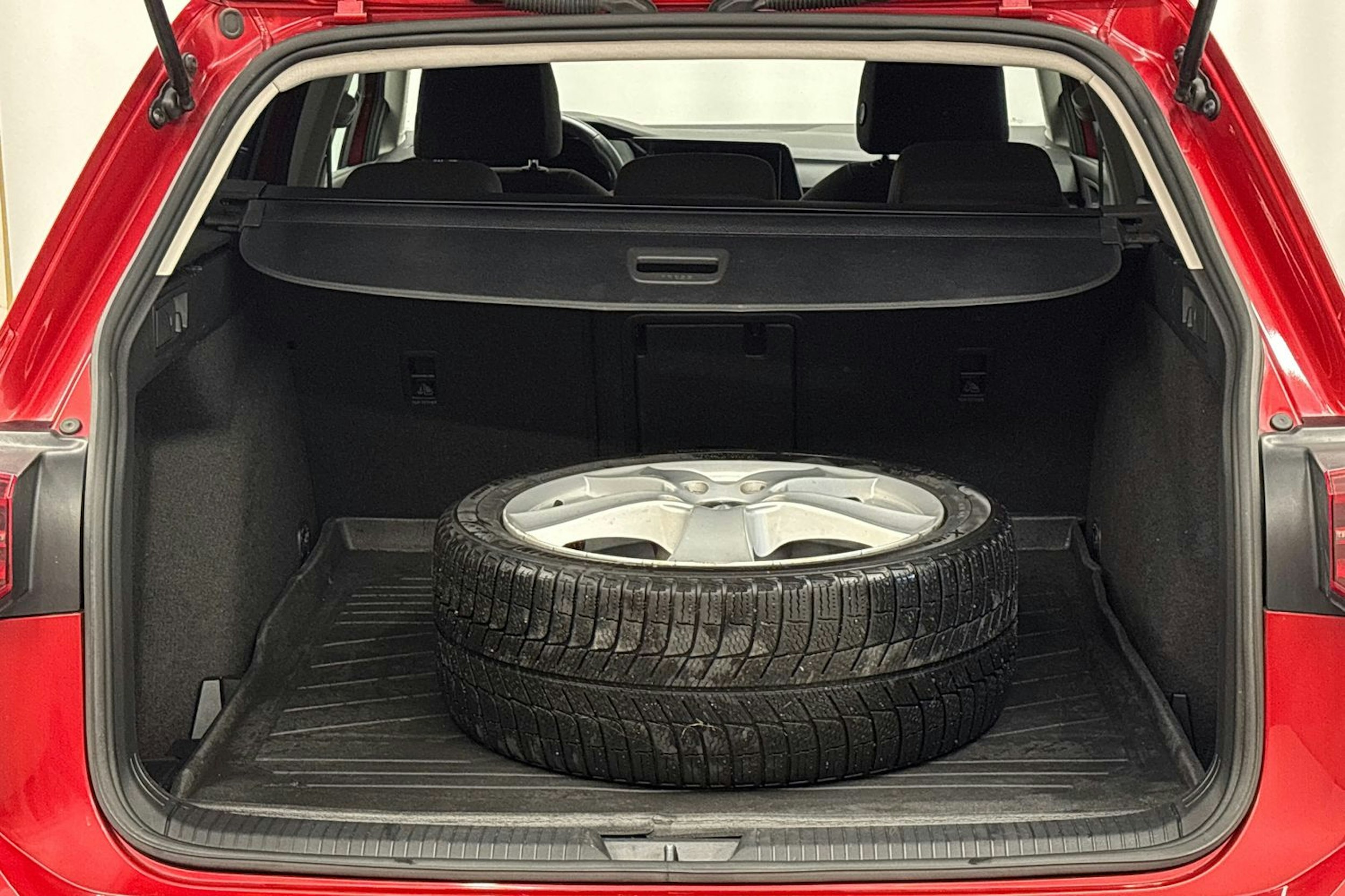 punainen Volkswagen Golf 2021 kuva 25.